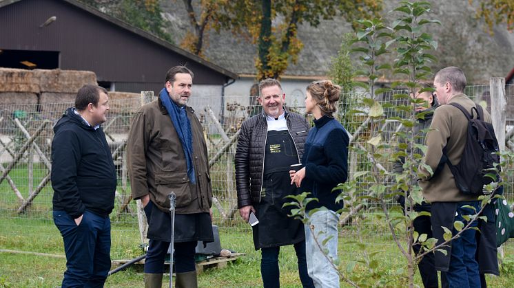 I samarbejde med Skovsgaard Gods og Dansk Cater har Kokkenes Kokken indgået et samarbejde, der skal sikre, at flere danskere præsenteres for de mange madmuligheder og smagsoplevelser, flerårige grøntsager byder på. 