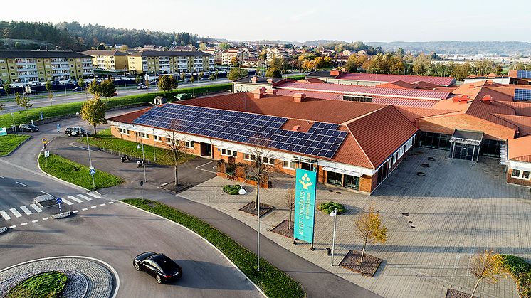 Eleverna på Elof Lindälvs gymnasium får sin undervisning på distans. Gymnasiechef, rektor, lärare och elever berättar om hur det fungerar.