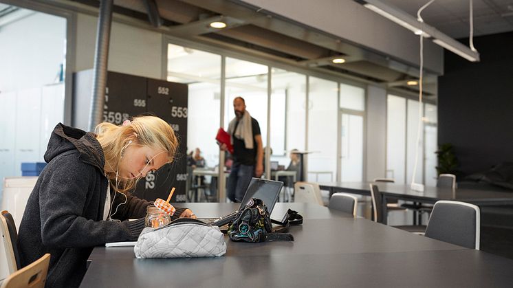 Nackas kommunala gymnasieskola Young Business Creatives, YBC, har också samarbetat med Peter C Lippman kring sina lärmiljöer i Kunskapsgallerian M7 i Sickla. Foto: Mattias Edwall. 