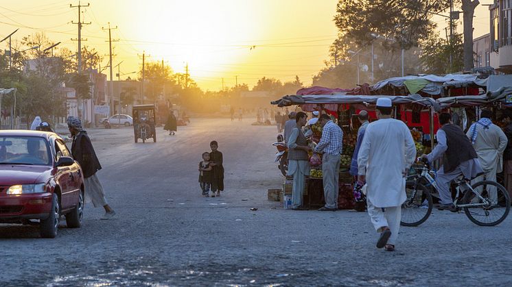 En marknad i kanten av en gata i Afghanistan (foto: IMB).