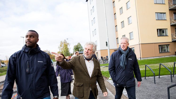 Bostadsministern Peter Eriksson visas runt på Nordanby Äng av Samir Mohamed och Thomas Rhen från Bostads AB Mimer.