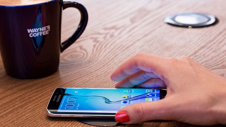  Samsung och Wayne´s Coffee laddar för trådlöst samarbete 