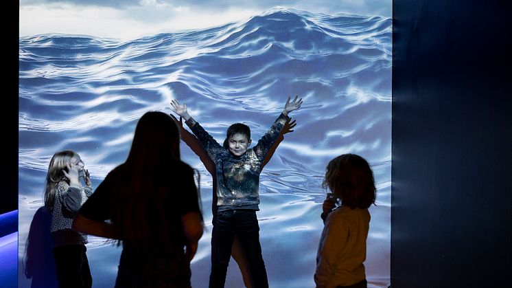 Utställningen Stora blå bjuder in barn (4-10 år) och deras vuxna att förtrollas av havet och dyka ner i fantasins djup. Foto: Kristin Lidell