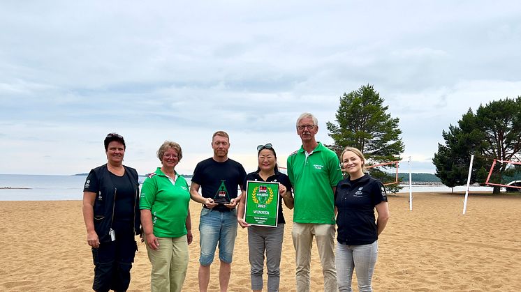 Priset som bästa camping delades ut av Ysbrand Bergman och Arianne Bergman-Frelink, ACSI eurocampings, till Karin Eriksson, Mattias Bergstedt, Celia Yoshida Ahlin och Lisa Lind vid Byske Havsbad.