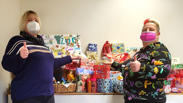 Christine Jentzsch und Ines Brendel, Kolleginnen im Vitanas Senioren Centrum Riesa, präsentieren stolz die Wunsch-Geschenke für Bärenherz