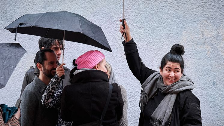 Farnaz Arbabi med ensemblen, bl.a. Robin Keller, Rita Lemivaara, Bashkim Neziraj, Nina Rashid. Foto Micke Sandström.