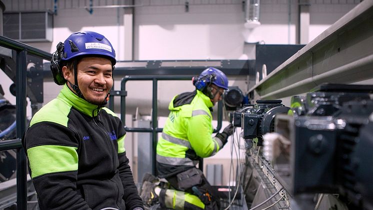 Lutfullah Safdari och Emil Klein, Vetlanda Elteknik, installerar elmotorer vid Reviva Plastics.