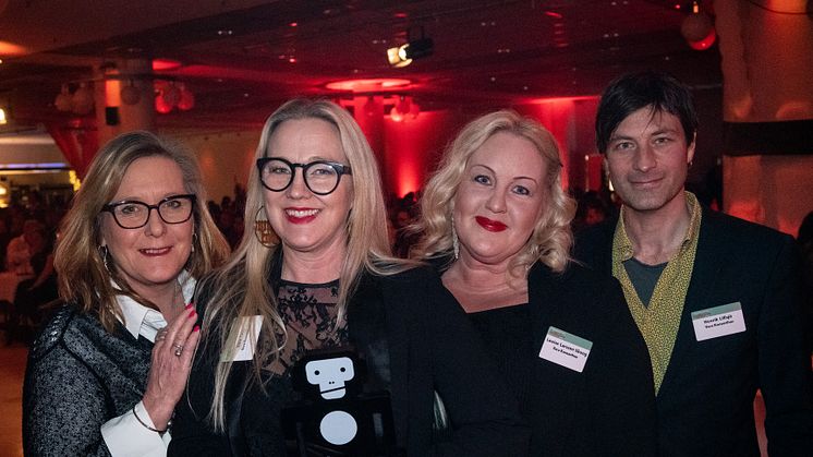 Ewa Woldenius (tf. marknadschef), Sara Törn (tf. produktionschef), Louise Larsson Skoog (producent) och Henrik Lillsjö (tf. VD) fanns på plats för att ta emot priset under Sweden Live.