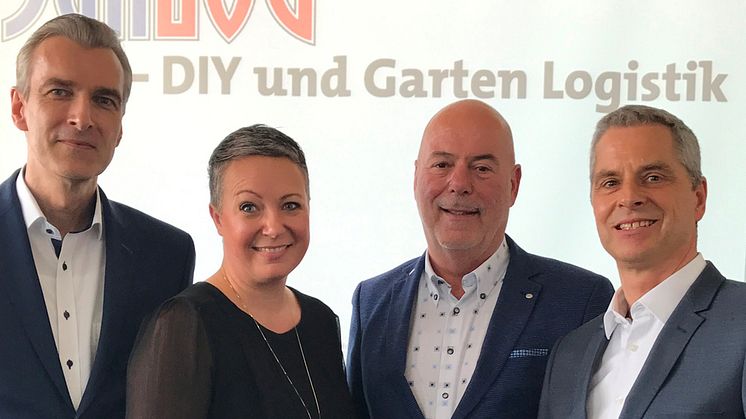von links nach rechts Norbert Lindemann, Managing Director Herstellerverband Haus & Garten, Melanie Uhrig und Ralf Meistes, DACHSER DIY-Logistics, Markus Schering, Head of SynLOG.