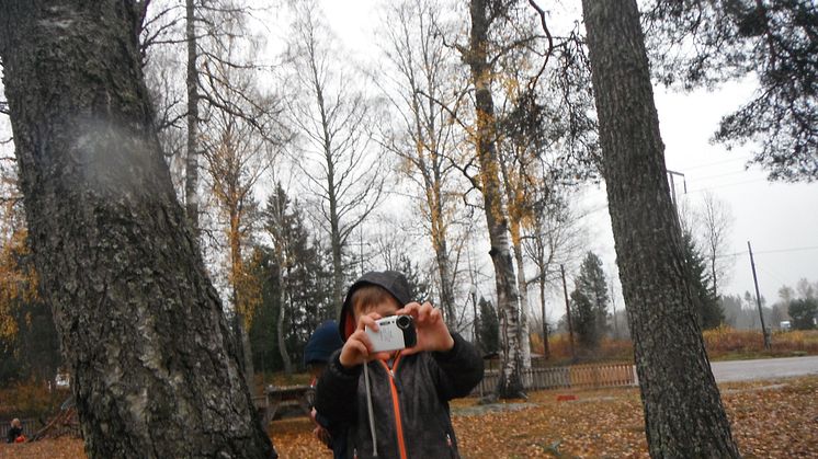 Elever från Skruvstads skola visar sina egna bilder från vardagen