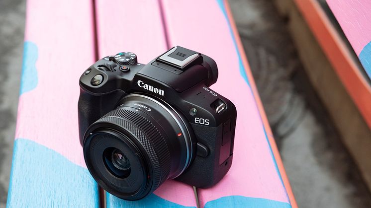 EOS R50 er et lite og brukervennlig speilløst APS-C-kamera myntet på innholdsskapere