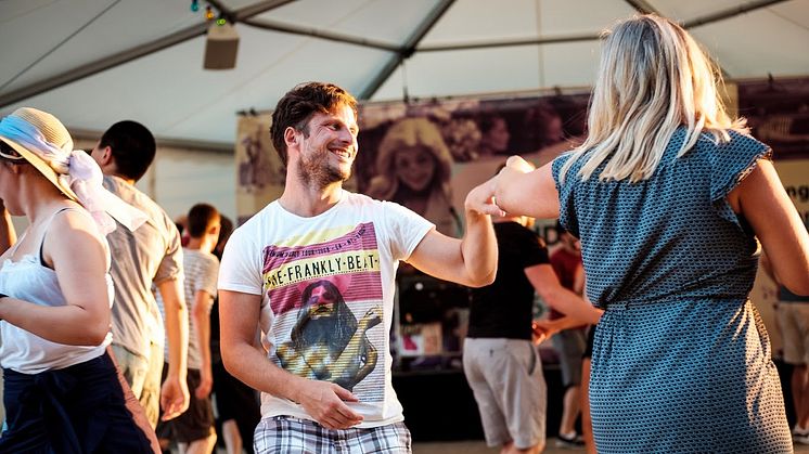 Viktor Jönsson en av helgens Lindy Hop instruktörer swingar loss på socialdansgolvet i Lundsstadspark