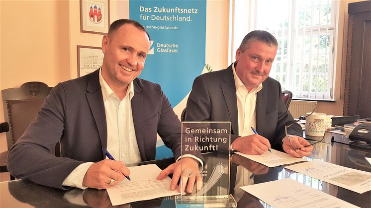 Gemeinsam in Richtung Zukunft: Michael Kölling, Regional Manager Deutsche Glasfaser und Stefan Müller, Bürgermeister der Stadt Trebsen bei der Unterzeichnung des Kooperationsvertrages. (DG)