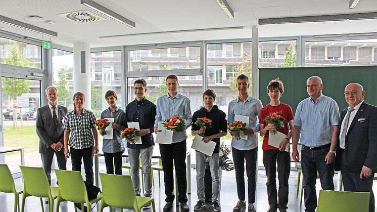 Die stolzen Sieger gemeinsam mit den Organisatoren und Unterstützern. © TH Wildau / Bernd Schlütter
