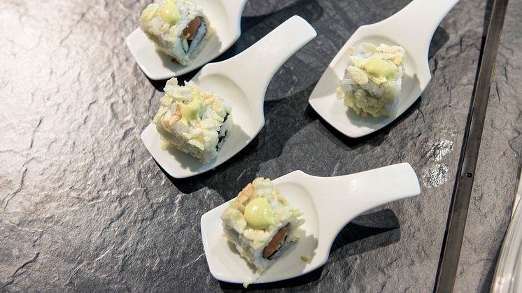 Mongkol Patproms "Chef's Masterpiece", zubereitet vor den Augen der Jury, war eine perfekt zubereitete Inside-Out-Roll mit norwegischem Lachs, jungem grünen Reis knusprig frittiert und einer raffinierten Miso-Honig-Sauce. 