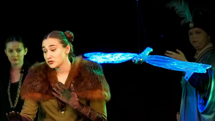 Myrna Tennant, Ana Fernández Guerra & Charlotte Heslop in Samling Academy Opera production of ‘L’enfant et les sortilèges’ by Maurice Ravel. Photo credit : Mark Pinder