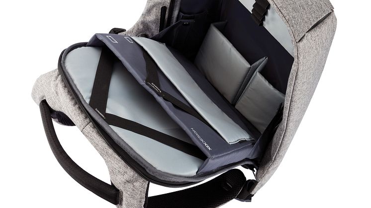 Den stöldskyddade ryggäcken har många smarta fack för olika föremål