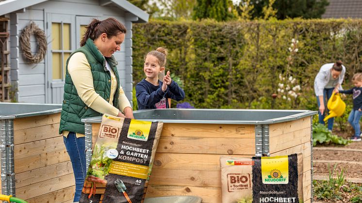 Neudorff bietet Garten-Menschen mit der NeudoHum Hochbeet- & GewächshausErde und dem NeudoHum Hochbeet- & Gartenkompost optimale Substrate.