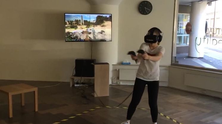 Mor och dotter skjuter monster i Virtual Reality