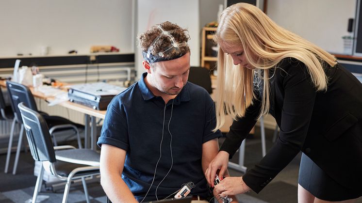 Her ses en af testkørerne med EEG-hjelm, face-recognition kamera og fuldt udstyr. 