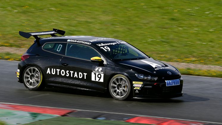 Mikaela Åhlin-Kottulinsky kör för tredje året i Volkswagens enhetsserie Scirocco R-Cup.