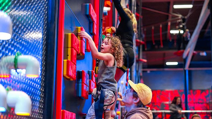 Studsa, klättra och åk linbana på nya JumpYard i Barkarby