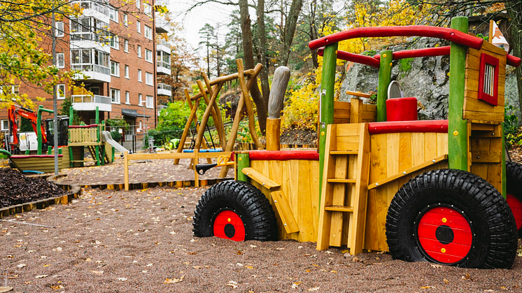 Lekparken har blivit större, fått en del nya lekredskap men vi har också renoverat delar av den gamla lekutrustningen.