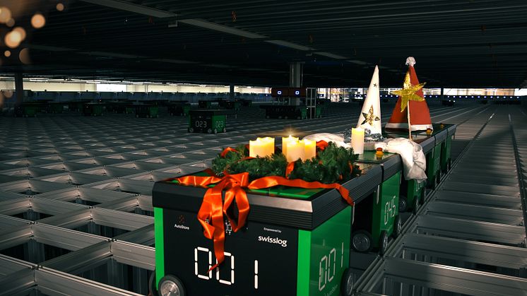 I år är det robotarna som står för luciatåget på Brings robotlager i Rosersberg. Robotarna kombinerar effektivitet med julstämning.