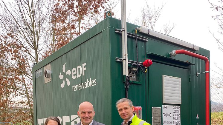 Inbetriebnahme Batteriespeicher Tanne Kunststofftechnik (v.l.: Rebekka Schuster (EDF RE), Martin Tanne (Tanne), Jörgen Klammer (EDF RE))