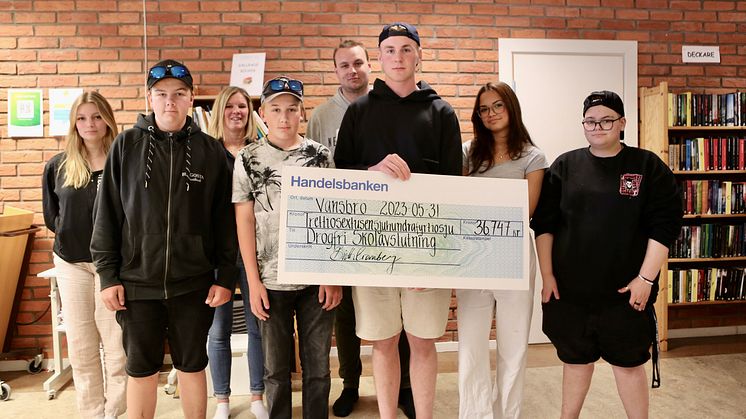 Personal och ungdomar på Ungdomsgården Tandtrollet i Dala-Järna tog emot simmarnas donationer på totalt 36 747 kronor.