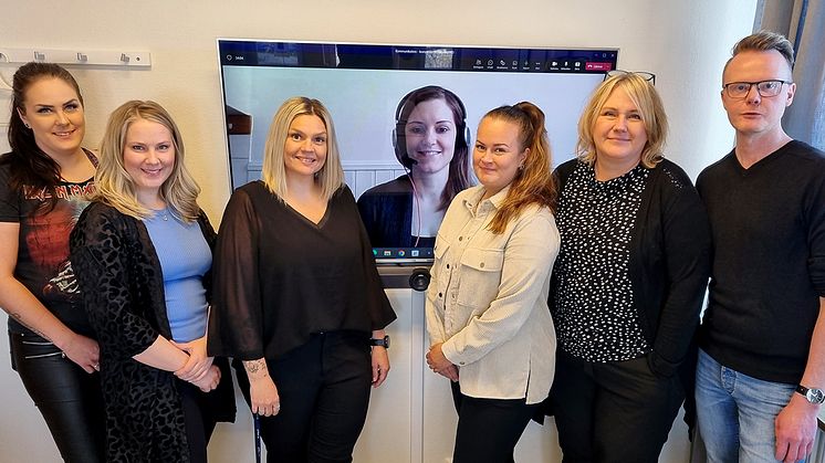 Anna Melinder, Josefin Jönsson, Helen Böhn, Fatima Diab, Sandra Näslund, Ulrika Rova Johansson och Thomas Öberg. Kicki Viklund ingår också i gruppen.