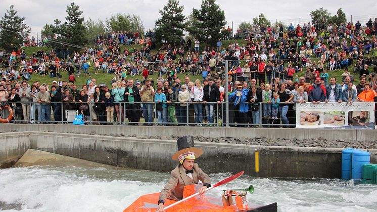 Das 9. Pappbootrennen am Markkleeberger See bietet Spaß und Spannung für die wagemutigen Teilnehmer und die faszinierten Zuschauer