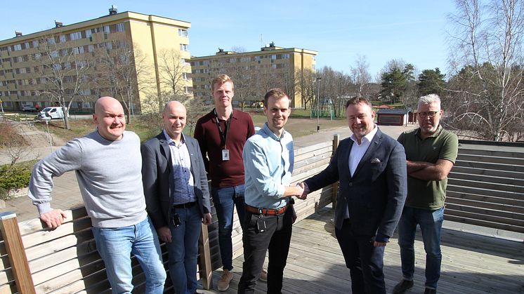 Ett symboliskt handslag ägde rum den 2 april 2019 mellan Sernekes arbetschef Christoffer Sundin efter att avtalet för stamrenovering i kvarteret Guldvingen signerats. I bakgrunden syns några av höghusen som ska renoveras inom projektet.