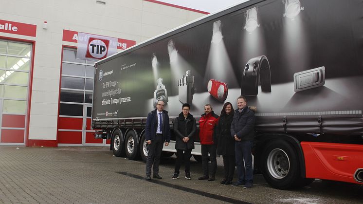 In der TIP Trailer Services Niederlassung in Eppertshausen wurde der erste BPW Movin' Star übergeben. v.l.: Eike Kreuschmer (BPW), Win-Wa Ly, Rudi Scheitler (beide Spedition Bork), Iris Tomei (TIP Trailer Services) und Steffen Bork (Spedition Bork)