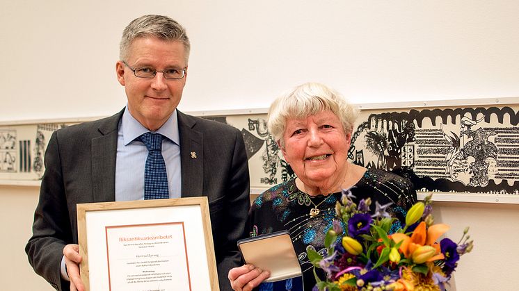 Gertrud Lyrung mottar förtjänstmedaljen 2017 från riksantikvarie Lars Amréus Foto: Henrik Löwenhamn/Riksantikvarieämbetet (CCBY)
