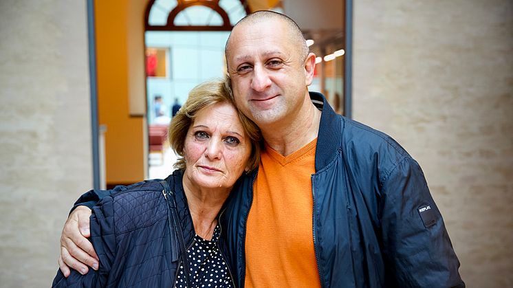 Samir Sabri med sin mamma Farida vid Stockholms tingsrätt. Foto: Rikard Samuelsson, Centrum för rättvisa.