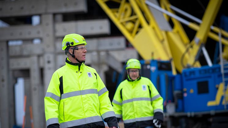 Per Strand och Fredrik Mellesmo inspekterar bygget av maskinhallen. Foto: Patrick Trädgårdh