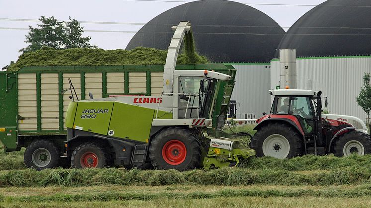 Foto: Erntezeit: Bayernwerk bittet Landwirte um Vorsicht bei der Arbeit unter Stromleitungen