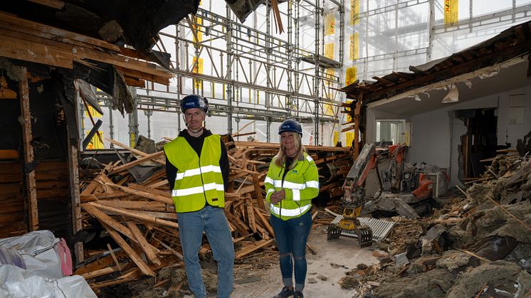 Projektledare Jonas Malm och arbetsledare Paulina Hytönen på vindsvåningen som rivs för att ge plats för två nya våningar med stomme och bjälklag i trä ovanpå existerande byggnad. Bild: Lars-Olof Tandberg