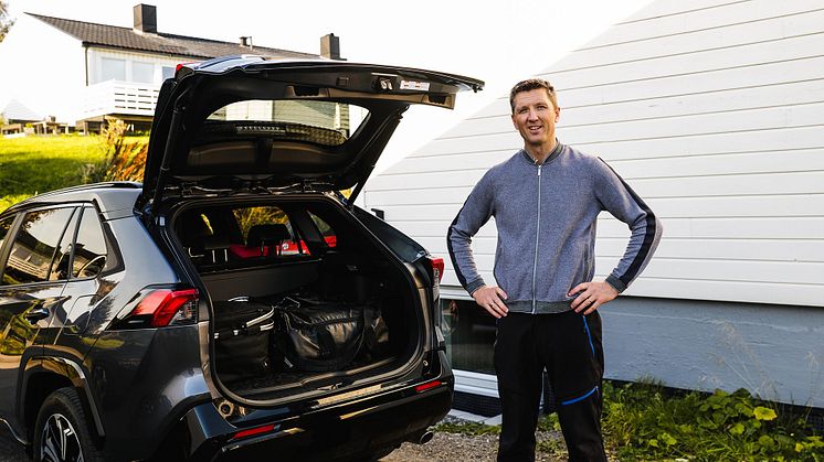 RAV4 på topp: Bård Hoem, daglig leder hos Nordvik Bodø. Foto: Nordvik AS. Høyoppløselig bilde i bunnen av artikkelen.