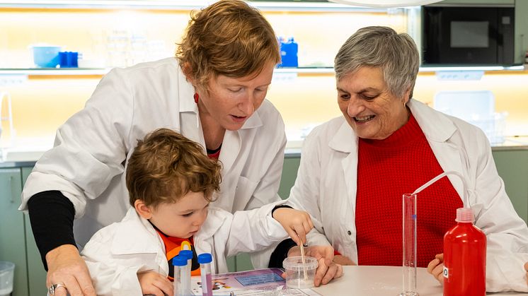 Alla som är nyfikna på Curiosum, Umeå universitets forskare och gillar att experimentera är välkomna till den tredje av fyra alldeles speciella festliga helger på Curiosum vid Umeå universitet. Foto: Eric Libby