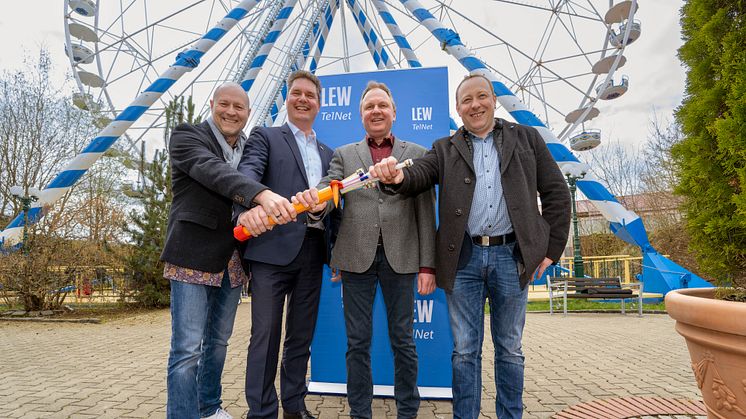 Im Skyline-Park in Rammingen trafen sich Vertreter der Gemeinde sowie von LEW TelNet um den Abschluss des Glasfaserausbaus zu begehen (Foto: Bernd Feil/LEW, Personenbeschreibung bei Bild-Download unten).