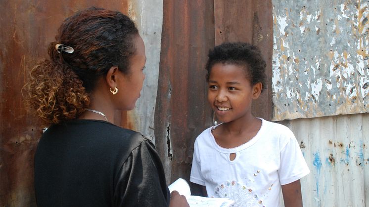 Tsion i Etiopien blir intervjuad