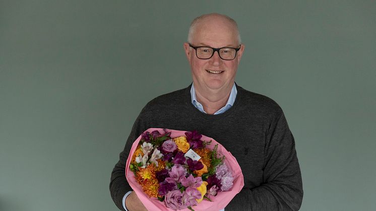 Erling Ølstad viser stolt fram årets bukett som både har støttet Rosa sløyfe-aksjonen og Fairtrade prosjekter.