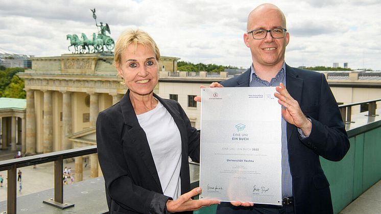 Dr.in Kathrin Rheinländer und Prof. Dr. Marco Rieckmann nehmen die Urkunde in Berlin entgehen. (Foto: ﻿Peter Himsel/Stifterverband)