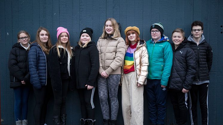 Det är nio teaterelever från Unga Västanå som kommer att stå på scenen i Vargskogen. Från vänster: Nea Staxhammar, Moa Nilsson Jahr, Indra Frorell Jonsson, Molly Hagelin, Nova Karlsson, Freja Larsson, Oisín Högfeldt, Albin Stodne, Arwin Strandberg.