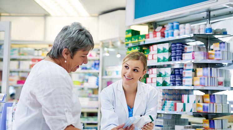 Die Apotheke ist ein kompetenter Ansprechpartner, den man bei Fragen zu Neben- und Wechselwirkungen auch spontan aufsuchen kann. / Bild: iStock 659965216