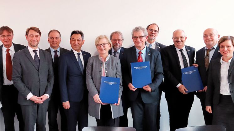 Vertreterinnen und Vertreter der deutschen Hochschulen und der Deutsch-Kasachischen Universität bei der Unterzeichnung der Konsortialvereinbarung in Almaty (Foto Valeria Schäfer, Text Mike Lange/Anselm Fabig)