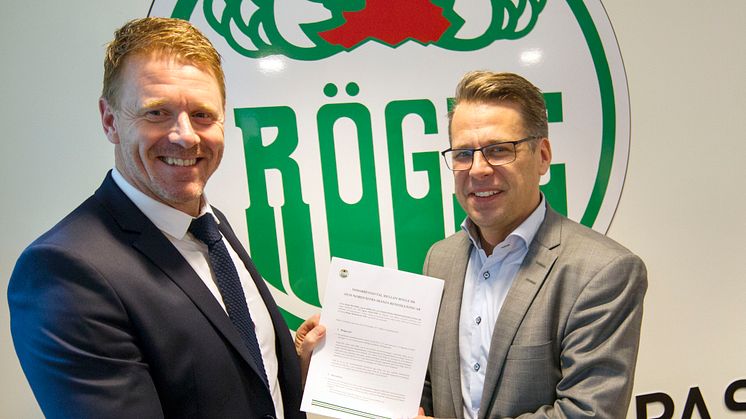Rögles klubbdirektör Marcus Thuresson och NSR:s vd Kim Olsson med hållbarhetsavtalet.