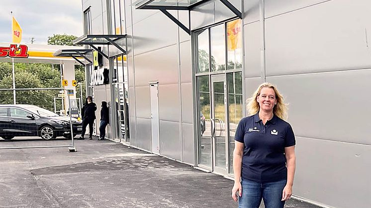 Petra Barclay, Bilprovningens chef för region Väst, på plats för nyetableringen i Trollhättan. Foto: Bilprovningen